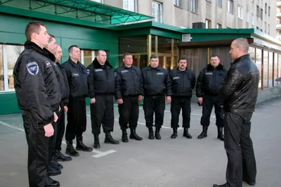 Женщина-охранник, дающая салют черно-белый стиль плакаты на стену • плакаты  констебль, женщина-полицейский, почтительный | myloview.ru