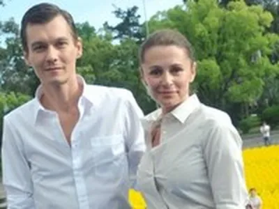 Актриса Оксана Фандера вывесила на балконе флаг Украины - МК