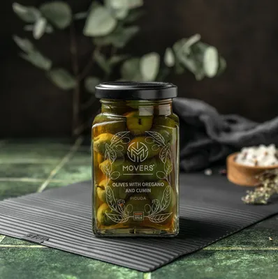 Зеленые сохраненные оливки в банке, разлейте по бутылкам Стоковое Фото -  изображение насчитывающей сварено, съешьте: 76561720