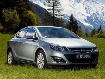 Opel Astra J OPC (2012) - picture 3 of 12