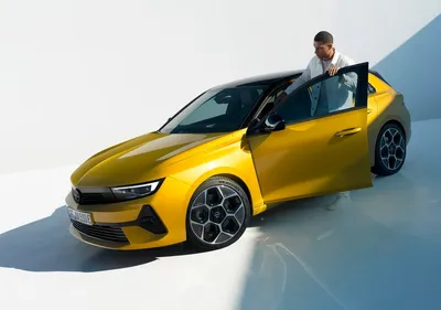 Сербия; Белград; 2-ое апреля 2017; Новое оранжевое Opel Astra; 53rd  Редакционное Изображение - изображение насчитывающей немецко, марш:  113915680