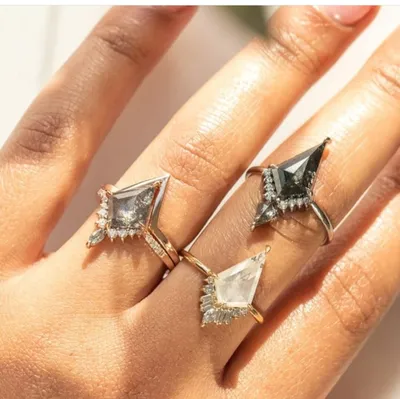 Необычные обручальные кольца без камней