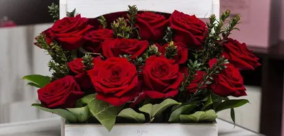 Купить Букет 7 крупных синих роз с упаковкой R546 в Москве, цена 4 850 руб.