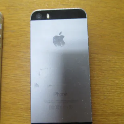 Рука женщины держа телефон IPhone 5S Яблока умный Редакционное Фото -  изображение насчитывающей устройство, уговариваний: 54354351