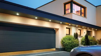 крафтовый стиль троекар гараж снаружи дома Стоковое Изображение -  изображение насчитывающей строя, снаружи: 225903965