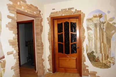 Отделка входной двери декоративным камнем - 60 фото