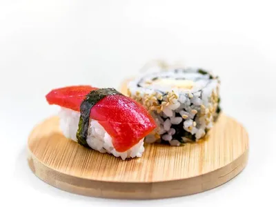 Чем отличаются суши от роллов: разница между сушами и роллами | Online-Sushi