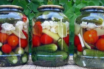 Овощное ассорти на зиму с цветной капустой. Сохраняйте рецепт. Читайте на  UKR.NET