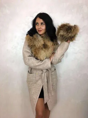Зимнее пальто бежевого цвета с мехом енота - купить за 18 900 руб в  интернет магазине tosamoe55.ru | Артикул: 977
