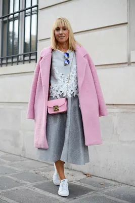 Модный лук: розовое пальто, серая кружевная блуза с коротким рукавом, серая  юбка-миди со складками, белые кожаные низкие кеды | Лукастик
