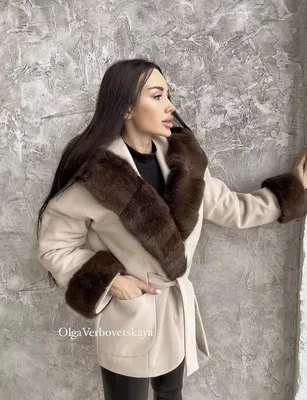 Купить бежевое шерстяное пальто с мехом норки в магазине в Москве