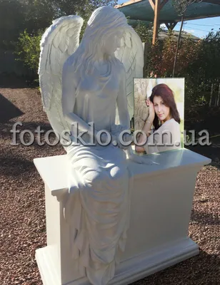 Памятник Ангел, сидящий на тумбе