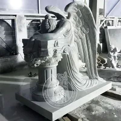 Памятник белый ангел из чёрного и красного гранита