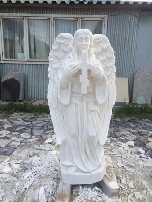 Самый красивый памятник на кладбище с крестом и скульптурой ангела в СПб