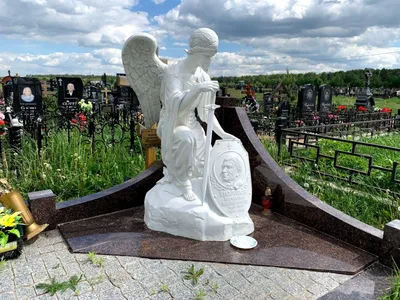 Ангелы из камня на кладбище