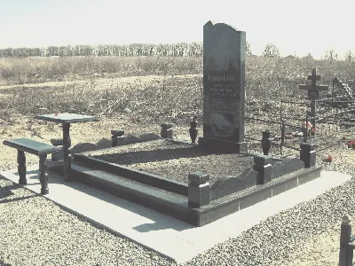 Памятник №1 с фасонной фаской из чёрного гранита купить на могилу в Москве