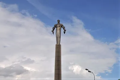 Самые высокие памятники Москвы: Монумент Победы, «Покорителям космоса»,  «Рабочий и колхозница» и другие.