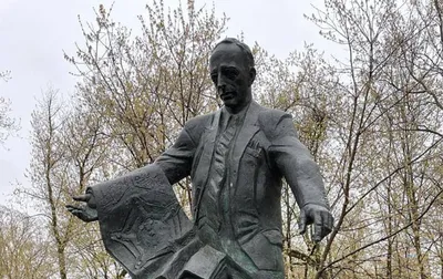 Памятник к Майкл Lomonosov - основателю университета Москвы Редакционное  Изображение - изображение насчитывающей воробей, бронхиальной: 55827005