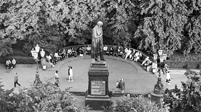 Памятник к Фридриху Энгельсу в центре Москвы Редакционное Фото -  изображение насчитывающей профиль, центр: 70237371
