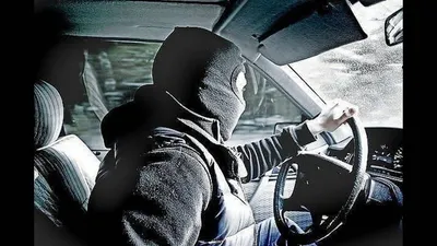 Симпатичный парень и девушка обнимаются возле машины в солнечный летний  день Стоковое Изображение - изображение насчитывающей выражение,  романтично: 156747351