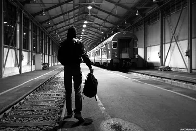 Парень с рюкзаком в руке на железнодорожной станции со спины — Картинки на  аву