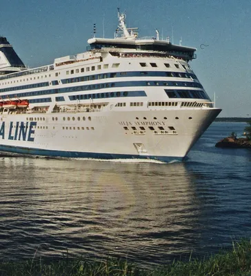 Файл:Crystal Symphony and AIDAsol Race to Saint Petersburg Tallinn 26 July  2012.JPG — Википедия