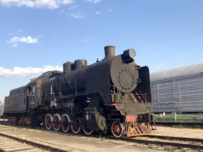 старинный паровоз в голубом небе. красивый старый поезд. Редакционное  Фотография - изображение насчитывающей корабль, переход: 224829092