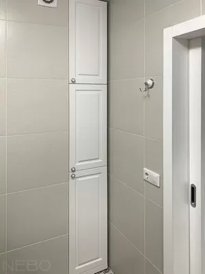 Белый встроенный шкаф-пенал для ванной комнаты с тремя распашными фасадами  из МДФ крашенного - на заказ в Москве