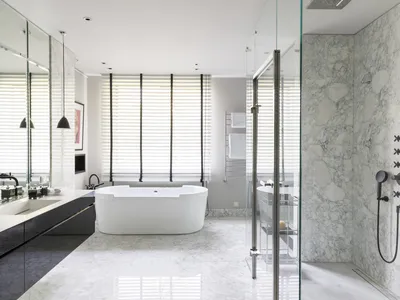 Стеклянная перегородка для ванной – разновидности по проницаемости света,  материалу и форме