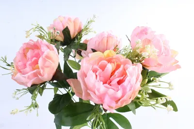 Букет 9 желтых и розовых пионов с кустовыми розами и альстромерией купить с  доставкой в СПб