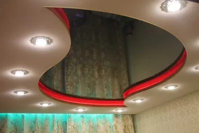 Многоуровневый цветной глянцевый натяжной потолок для зала 6 м монтаж и  установка в Саратове