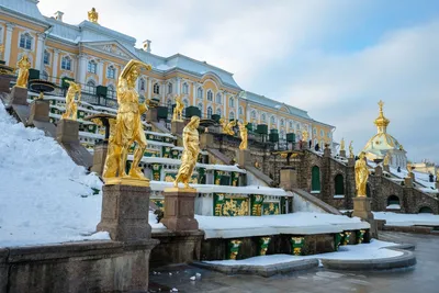 ❄️ Петергоф зимой — снег, солнце, тишина. ⠀ Он прекрасен в любое время  года.😍 ⠀ 📸: @jonyvecher | Instagram