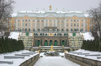В Петергофе из-под снега забили знаменитые фонтаны - KP.RU