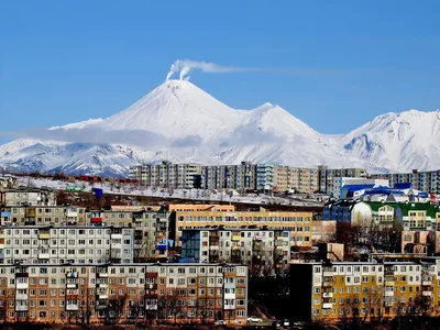 Петропавловск-Камчатский, Россия - 12 Августа 2016 Года: Вечерние Улицы  Петропавловска-Камчатского. Вид На Мишенную Гору Фотография, картинки,  изображения и сток-фотография без роялти. Image 75213278