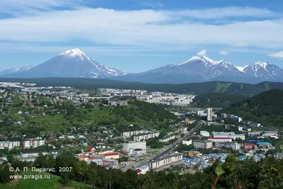 Камчатка фото: Панорама: Петропавловск-Камчатский, город на фоне  Корякского, Авачинского и Козельского вулканов - Архитектура полуострова  Камчатка - Петропавловск-Камчатский, Камчатка фотография