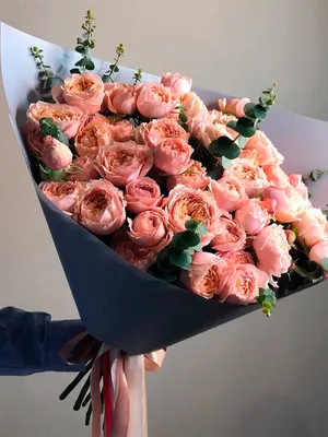 Яркие кустовые пионовидные розы \"Rovena\"с голубым оксипеталумом по цене  4390 руб - купить в Москве с доставкой