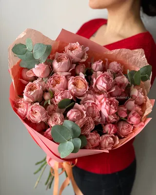 Flower Lab Vladimir - Кустовые пионовидные розы сорта Джульетта отличаются  от обычных удивительным раскрытием бутона, а оттенок переходит градиентом  от нежно-персикового к розовому. Объемный, пышный цветок, поэтому даже  букеты из небольшого количества