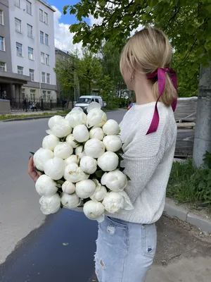 Купить Белые пионы 51 шт с доставкой по Москве - арт.