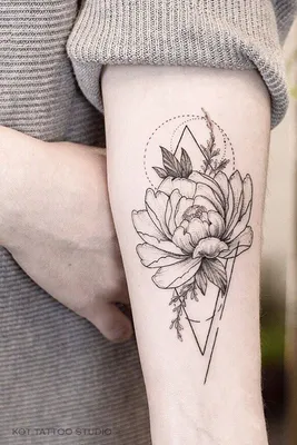 Татуировка женская графика на бедре два пиона 4113 | Art of Pain