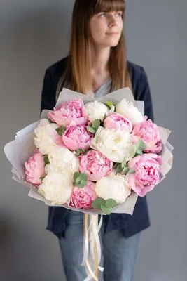 Букет 17 пионов белые и розовые с оформлением в Москве от компании \"Оптом  Цветы\"