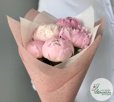 Белые пионы и кустовые розы . Цена: 18200 руб в интернет-магазине  Centre-flower.ru