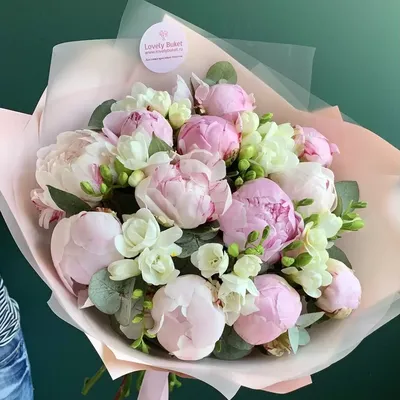 Букет белых пионов в розовой шляпной коробке купить с доставкой по  Санкт-Петербургу по выгодной цене в интернет-магазине цветов VanRose