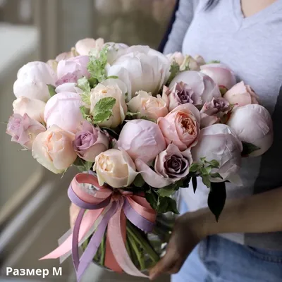 Купить Розовые пионы и розы в коробке в Москве недорого с доставкой