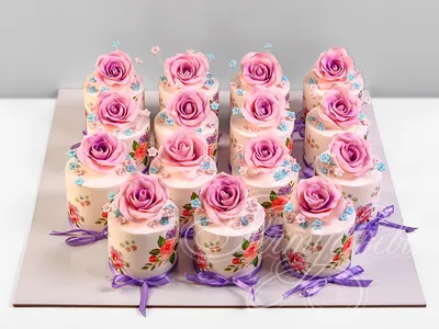 Пирожные с розочками на 8 Марта 21112019 стоимостью 10 250 рублей - торты  на заказ ПРЕМИУМ-класса от КП «Алтуфьево»