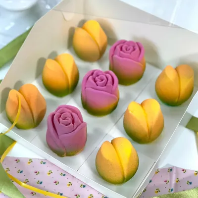 Муссовые пирожные 9шт на 8 марта - розы и тюльпаны - купить на заказ с фото  в Москве