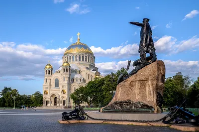 Взгляд от корабля к памятнику Питер первое лето, стоя на реке Москвы  Редакционное Фото - изображение насчитывающей город, взгляд: 131794916