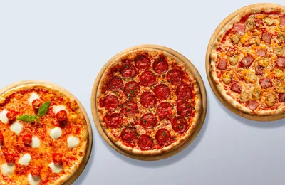 23 февраля 2017 года, УФА, РОССИЯ: Два человека выбирают пиццу из меню в  ресторане \"Собственная компания\", крупным планом – Стоковое редакционное  фото © frantic00 #144049223