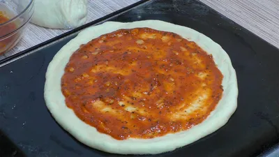 Рецепт пиццы на кефире от Евгения Клопотенко из книги Святкові страви —  пицца с грибами / NV