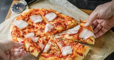 Фотоотзыв #358 по рецепту: Тесто для пиццы на кефире — Пицца с грибами и  ветчиной
