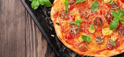 Быстрая пицца на лаваше и сковороде - как приготовить, рецепт с фото по  шагам, калорийность - Calorizator.ru